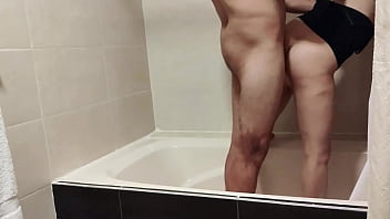 Preview 2 of Hiear Chut - Yo s&oacute_lo quer&iacute_a depilarme la conchita en la ba&ntilde_era