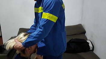 Preview 2 of Ghombol Dat Com Iran - o cartao dela nao passou ela pagou chupando o pau do eletricista