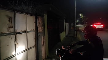 Preview 2 of Girls Hostal Sex Vedio - a russah chamou o eletricista para arrumar sua tv e pagou com sexo