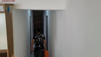 Preview 1 of Ladyboy Porno Video - confiei na minha esposa para receber o encanador