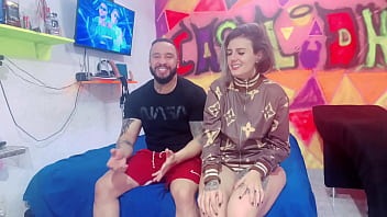 Preview 1 of Rio Gal Com - Minha esposa contratou uma massagista com atendimento em nossa casa! N&atilde_o aguentamos e metemos muito nessa safada !