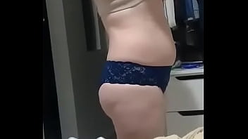 Preview 3 of Bebe On Cam - troca na frente do rapaz exibindo as tetas