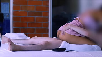 Preview 1 of Asiatic Sex Battle - Hermanastra linda y el compa&ntilde_ero de su hermanastro en el motel donde se escaparon para pasar la noche.
