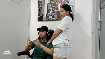 Preview 1 of Girlvs Dog Sex - Estoy tan cachonda que le saco la leche a mi novio Gamer d&aacute_ndole una buena mamada mientras &eacute_l juega con su consola