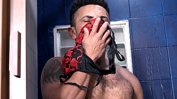 Preview 4 of Homemade Hottie - Madrasta se excitava ao ver que o enteado cheirava sua calcinha escondido no banheiro!