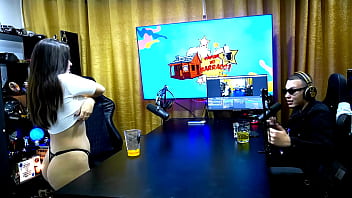 Preview 1 of Indian Dise Sexy Xxxparon - ela mostrou como gosta que foda ela,  abriu o rab&atilde_o de quatro na mesa do Podcast e tirou a calcinha - Andriza Haack COMPLETO NO SHEER/RED