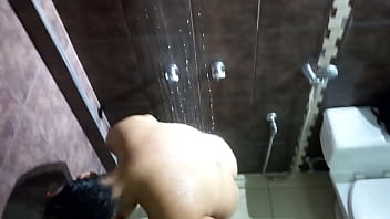Preview 1 of Femdom Owk Dogs - UNA DUCHA ESPECTACULAR SIN ROPA! MI HERMANASTRO ME GRABA MIENTRAS ME DOY UNA DUCHA,  ME MASTURBO PARA QUE SE PONGA CALIENTE Y LO SEDUZCO PARA TENER SEXO