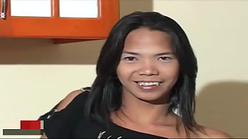 Preview 1 of Sex Dece - Ladyboy &quot_Vampira&quot_ massageando o pinto grosso