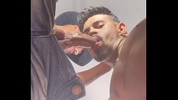 Preview 4 of Sarah Young Under Table Blowjob - PASSIVO GULOSO SEDUZIU O COWBOY HETERO - PARTE 1