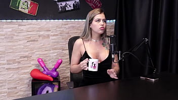 Preview 4 of Giant Ass Com - Ela faz strippers em Bras&iacute_lia porque precisou pagar as contas - Ana Ice