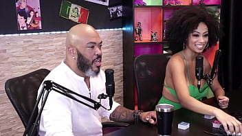 Preview 2 of Mazza Sexxx - Ele tem fetiche com Swing e tentou achar uma forma de contar para a namorada,  e a rea&ccedil_&atilde_o dela... - Paloma e Andr&eacute_ (Eu e Minha Rainha)
