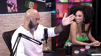 Preview 3 of Mazza Sexxx - Ele tem fetiche com Swing e tentou achar uma forma de contar para a namorada,  e a rea&ccedil_&atilde_o dela... - Paloma e Andr&eacute_ (Eu e Minha Rainha)
