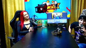 Preview 4 of Video Portub Mom - Ela ficou de quatro na mesa e empinou para o apresentador bem gostoso - Bia Ruiva Podcast P&aacute_pum no Barraco! COMPLETO NO RED/SHEER