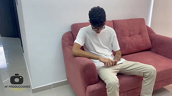 Preview 1 of Anna Sweety - Embarazada latina se aprovecha de joven repartidor y le pide que la coja duro a cambio del pago de su servicio.