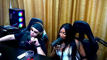 Preview 2 of Butt Stuck - Elas se pegaram no meio do Podcast,  chuparam os peitos gostoso da Clara Dal&#039_Col - Pocahontas Carioca e Isa Albuquerque
