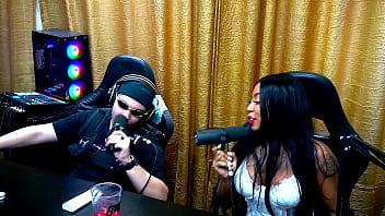 Preview 3 of Butt Stuck - Elas se pegaram no meio do Podcast,  chuparam os peitos gostoso da Clara Dal&#039_Col - Pocahontas Carioca e Isa Albuquerque