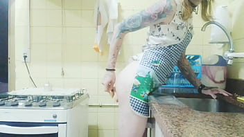 Preview 1 of Sexy Hardcore Video Online - Trans diarista com o dildo na cozinha