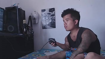 Preview 2 of Defloration Virgin Sex Romantic - mientras el enano se divierto jugando con sus videojuegos la hermanastra llega cachonda a jugar con su pene