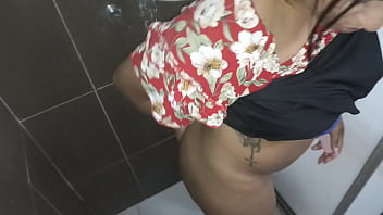 Preview 1 of Mia Khali Sex Video - Mi vecina se orina en mi ba&ntilde_o y aparte hecho todo mi semen en su boca