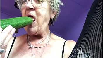 Preview 1 of Fist Crying Sex - Oma speelt met komkommer