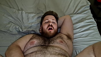 Preview 4 of Free Download Tiny - Trio de gordos peludos follando a pelo usando su lefa de lubricante (short video)