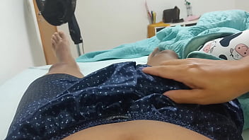 Preview 1 of Sexy Vdeos - O pau estava quieto at&eacute_ a putinha come&ccedil_ar a punhetar ele,  ele ficou nervoso.