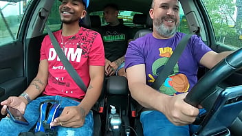 Preview 1 of Catch Him Son Mom - Quando a Novinha Manoella Fernandes entra no carro tudo acaba em orgia