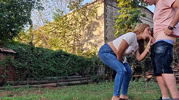 Preview 2 of Group Fuck With Sunny Leon - Mi vecina me chupa la pija en mi terreno