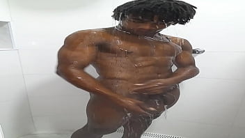 Preview 2 of Mom And Son Babyface - Magrinho gostoso tomando um banho pra refrescar do calor