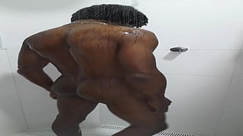 Preview 3 of Mom And Son Babyface - Magrinho gostoso tomando um banho pra refrescar do calor