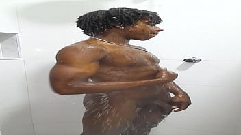 Preview 1 of Mom And Son Babyface - Magrinho gostoso tomando um banho pra refrescar do calor