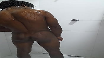Preview 4 of Mom And Son Babyface - Magrinho gostoso tomando um banho pra refrescar do calor