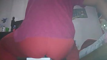 Preview 4 of Famliyi Sexx Film 14sal Ki - Sumiso se sienta sobre un dildo anal a trav&eacute_s de calza rosa y tanga (anal through clothes)