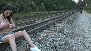 Preview 1 of Meena Xvideos Com - Uma novinha fudendo nos trilhos do trem - Amanda Borges