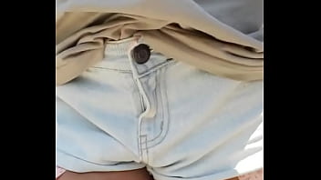 Preview 2 of Gay Bodybuiler - Sur le in de la plage avec mes couilles et ma bite qui pendent en dehors de mon short de salope, 