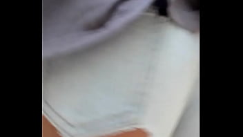 Preview 1 of Gay Bodybuiler - Sur le in de la plage avec mes couilles et ma bite qui pendent en dehors de mon short de salope, 