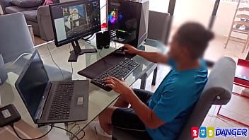 Preview 1 of Bro Hand - Jugando mi padrastro en la pc me le monta en la polla y me coge