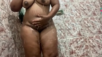 Preview 2 of E Uyi - Rebolando minha bunda no banho
