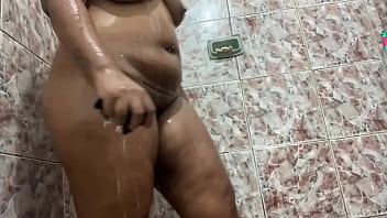 Preview 3 of E Uyi - Rebolando minha bunda no banho
