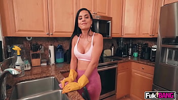 Preview 1 of Choti Bachi Film - Sandy Love Maid Get Quick Cash Quick Clean