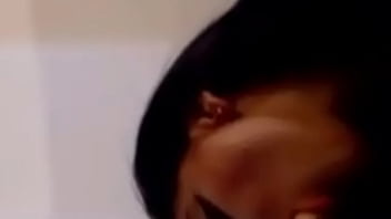 Preview 1 of 18x Porn Com - pendeja hermosa me chupa la pija en mi camioneta