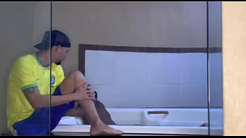 Preview 2 of Indian Daddy And Mom - Ap&oacute_s o futebol fui relaxar na hidro do condom&iacute_nio e acabei fudendo meu vizinho gay fort&atilde_o