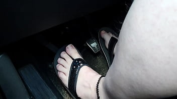 Preview 4 of Roxy Anal Pasta Cooking - Barfu&szlig_ in Flip Flops ** Auto fahren **