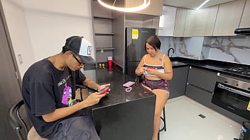 Preview 1 of M Taxi69 Hd - Mi vecino latino joven me da unos cuantos pesos solo por dejarme correr en mi co&ntilde_o y darle mi grandes tetas.