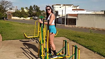 Preview 1 of Miakalefi Bailandodesnuda - Vadia gostosa se exibindo em p&uacute_blico andando pela cidade mostrando os seios,  pagando boquete e tomando porra na rua