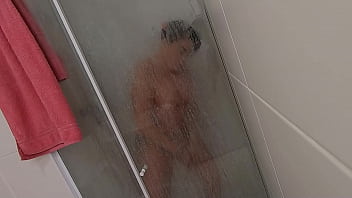 Preview 3 of Usa Hilo - Soraya Carioca em seu banho sendo provocada pelo camera man