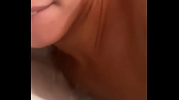 Preview 4 of Big Bomas Mom - O que eu poderia fazer para melhorar esse banho de banheira?