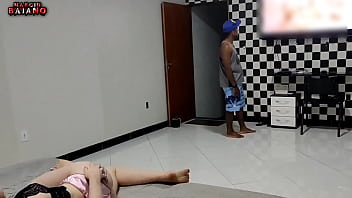 Preview 3 of Hindi Sex Vidoes - Novinha decidiu fazer uma surpresa especial e deu o c&uacute_zinho pro namorado que veio conserta sua tv