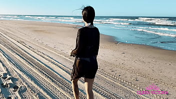 Preview 1 of Oida Sexi - Eu e a Cassi pegamos o boy safado na praia e levamos ele para quarto e chupamos muito aquele PAU gostoso.