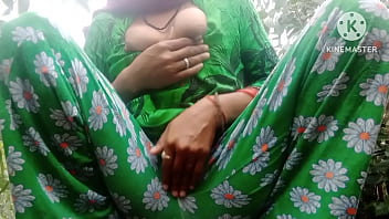 Preview 2 of Beeg Mom Pussy Licking Son - इंडियन देसी जंगल में भाभी जाकर अपने  छूत का पानी निकाला
